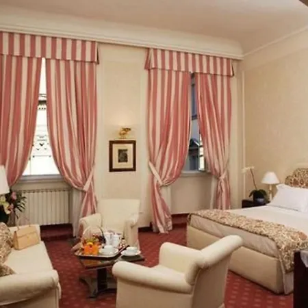 Hotel De La 4*